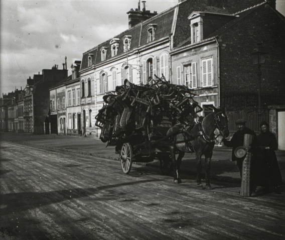 Alençon (Orne), Rue de Bretagne, carriole du rempailleur [vers 1910], DR, AMA.