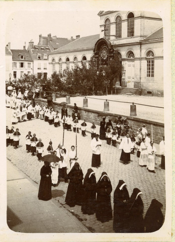 Alençon, procession de la Fête-Dieu Cours Clémenceau et reposoir devant la halle aux Toiles, photographie noir et blanc, tirage argentique sur papier, collé sur carton (8.5cm x 11.5cm) (1894).