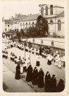 Alençon, procession de la Fête-Dieu Cours Clémenceau et reposoir devant la halle aux Toiles, photographie noir et blanc, tirage argentique sur papier, collé sur carton (8.5cm x 11.5cm) (1894).