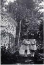 les jumelles Charlette et Annette Féron,au fond du jardin des maisons rue Cazault, à côté du noisetier, photographie noir et blanc, 10.2x15, DR.