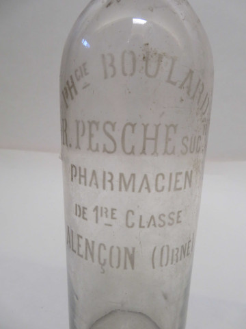Série de 10 bouteilles en verre, couleur blanc, gravées "Pharmacie Boulard, Raoul Pesche successeur, pharmacien de première classe, Alençon Orne", bouchons émeri, en liège ou en verre (1902-1950).