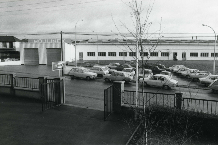 Reportage sur l'usine de Mayenne : lot de 2 photographies noir et blanc, L. Gandon (18cm x 12cm).