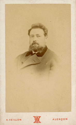 Portrait d'un homme, studio, photographie noir et blanc, tirage albuminé, Alphonse Veillon, [1873-1878], acquisition 2022 .