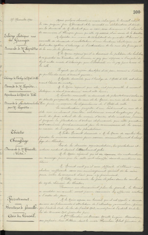 Encombrement du passage à niveau de Courteille, observation de Mr DEMERET. Installation de l'éclairage électrique quartier St Léonard, rue de la Juiverie, rue des Granges, demande de Mr LEPRETRE. Eclairage de l'horloge de l'hôtel de ville avant 6h du matin, demande de Mr LEPRETRE. Dépendances de l'hôtel de ville, demande de plantations d'arbres par Mr LEPRETRE. Théâtre, chauffage, demande de Mr HENAULT Victor. Recrutement, soutiens de famille, Mme PLANCHON née HOUSSEAU Marcelle Eugénie Alexandrine sans profession habitant n°6 rue St Blaise sont mari Mr PLANCHON Robert , Mme veuve GODEFROY née BUNOUT Clémence Aimée Désirée journalière n°37 place du marché aux Bestiaux sont fils Mr GODEFROY Marcel Pierre, Mme veuve PLE née LEBRETON Valentine journalière n°11 rue St Gilles et sont fils PLE André Lucien René, Mr PERRINET François Alexandre Victor couvreur n°11 rue du Gue de Gesnes et sont fils Mr PERRINET Robert Henri Alexandre, Mme VALLEE née HUGOT Léa ouvrière en chaussures n°11 rue Bonette et sont mari Mr VALLEE Georges Raymond François, Mr AUBERT Albert Auguste journalier n°22 ruelle Bourdon et sont fils AUBERT Joseph Marcel Charles, Mr CHEVEREAU Auguste concierge de la Mairie n°3 place d'Armes et sont fils CHEVEREAU Auguste Maurice Joseph, avis du conseil