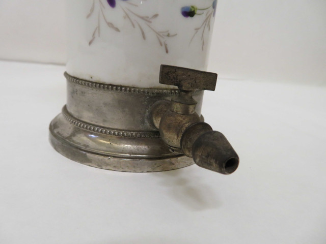 Série de trois siphons à eau de Seltz et un irrigateur, le corps doublé canné en porcelaine (vers 1900).