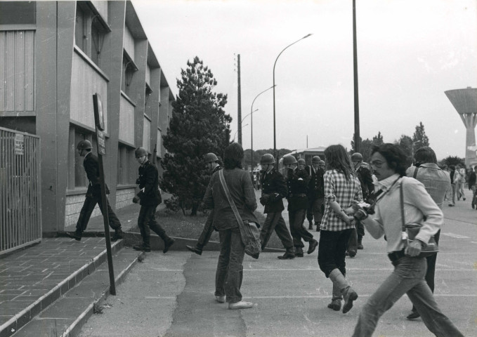 Remplacement des CRS par les gendarmes mobiles : lot de 7 photographies.