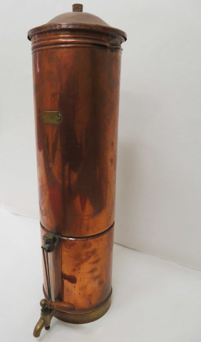 Sacchaloryseur de pharmacie (appareil à sirop) en cuivre, prise en liège (Fin XIXe) (Haut 62cm).