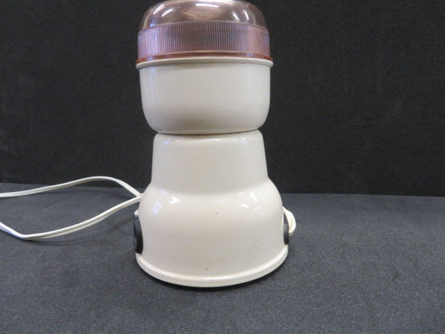 Moulin à café électrique, Alençon Moulinex, type MC1V, blanc et marron, (plastique, acier),don de l'association Moulinex, Jean Mantelet.