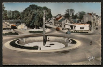 Alençon (Orne), Place du Général de Gaulle et le monument aux morts, architecte M. Houbier Jean-Baptiste St Germain en laye, sculpteur M. Letourneur René Fontenay aux Rose, carte postale semi-moderne couleur n°55, éditeurs Artaud père et fils, éditions Gaby, (Date d'utilisation : 07 mai ? ), (14x9), AMA.