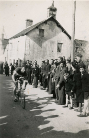 Course cycliste à La Roche-Mabile, Rémy Claire, club sportif d'Alençon (CSA), passage devant la foule, photographie noir et blanc, DR, collection particulière I. Houlette, B. Morel, 2024, AMA.