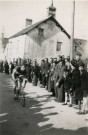 Course cycliste à La Roche-Mabile, Rémy Claire, club sportif d'Alençon (CSA), passage devant la foule, photographie noir et blanc, DR, collection particulière I. Houlette, B. Morel, 2024, AMA.