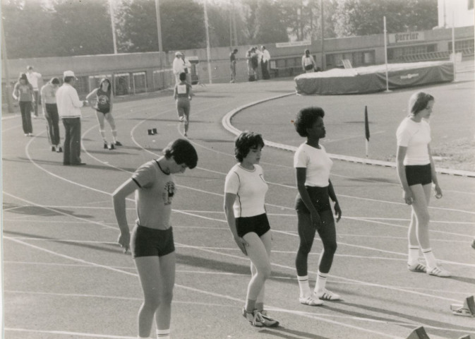 Championnat de France au stade Sébastien Charlety (Paris), 100 mètres cadettes, Claire Varnier, photographie noir et blanc, collection particulière Thierry Varnier, 2024, AMA.