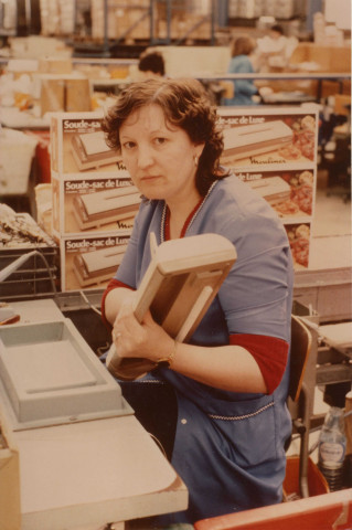 E. Prodhomme à l'assemblage du soude-sac : lot de 2 photographies, couleur, Marie Claire Nageotte (13.2cm x 8.7cm).