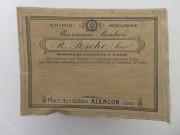 Boîte pharmaceutique rectangulaire de Raoul Pesche (couleur : blanc noir rouge) avec étiquette blanche et rose (12cm x 9cm x 7cm) (1902-1930).