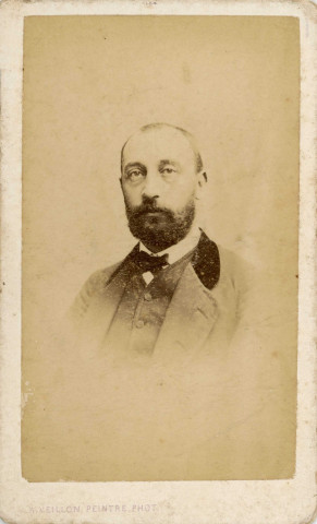 Portrait d'un homme, studio, photographie noir et blanc, tirage albuminé, Alphonse Veillon, [1867-1873], acquisition 2022 .