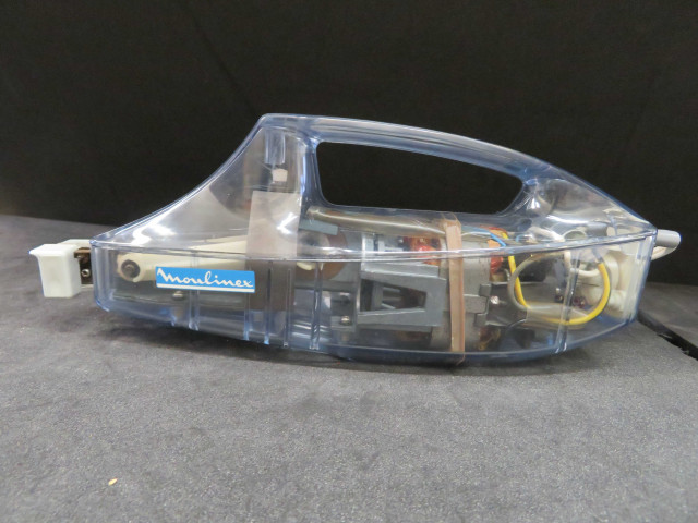 Couteau électrique transparent, type CE1A, prototype, (plastique, métal), bitension, Alençon Moulinex, don de l'association Moulinex Jean Mantelet.