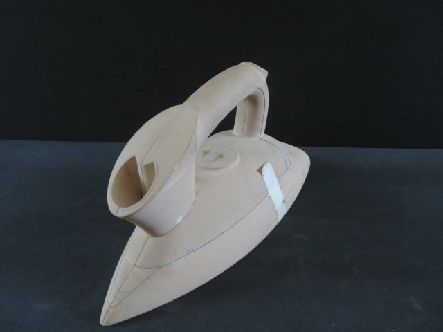 Fer à repasser prototype MEC 9.000.17 (sd) (bois), 2 pièces (don de l'association Moulinex Jean Mantelet), AMA