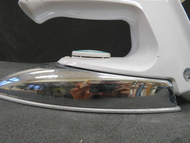 Fer à repasser S90, life test samples (prototype, 15 avril 1996), Alençon Moulinex,don de l'association Moulinex, Jean Mantelet.