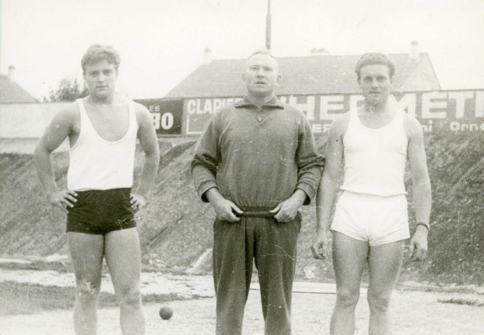 Athlétisme, les lanceurs Alain Geland, Alexis Queau, Jacques Croulet, stade Jacques Fould, photographie noir et blanc, phot. Claude Varnier collection particulière Thierry Varnier, 2024, AMA.