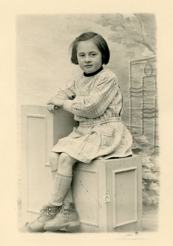 Photographie de classe Maryvonne Thoréton, cour de la maison d'Ozé : photographie noir et blanc, DR, 7 x 11, 1955, (collection particulière Maryvonne Thoréton, AMA, 2018.)