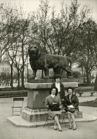 Huguette, Annie et Denise Messager au jardin du Mail à Angers (Pâques 1963) : photographie noir et blanc, 7.1 x 9.9, DR (collection particulière Maryvonne Thoréton, AMA, 2018).