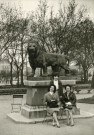 Huguette, Annie et Denise Messager au jardin du Mail à Angers (Pâques 1963) : photographie noir et blanc, 7.1 x 9.9, DR (collection particulière Maryvonne Thoréton, AMA, 2018).