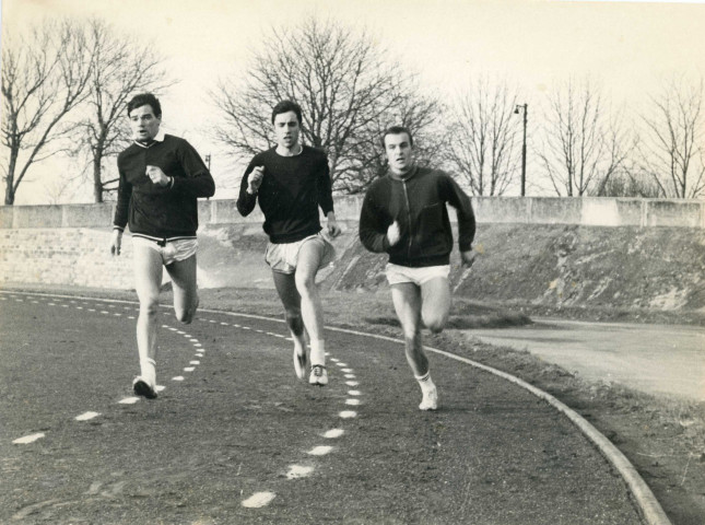 Entraînement au stade Jacques Fould, à Gauche André Brilland, Boussard, Michel Montgermont, photographie noir et blanc, phot. Claude Varnier collection particulière Thierry Varnier, 2024, AMA.