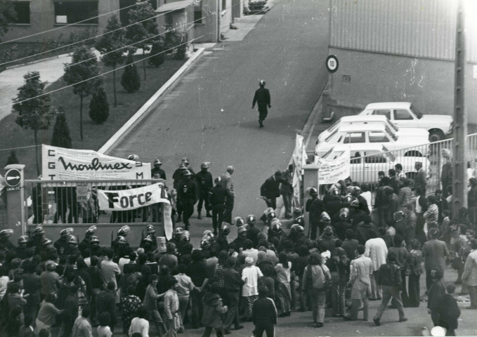 Double haie des CRS à l'entrée de l'usine pour laisser entrer le personnel : lot de 8 photographies.
