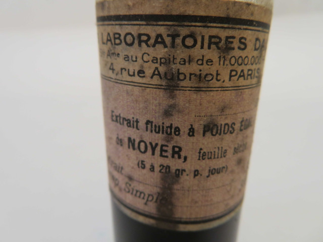 Série de 3 flacons de sirop en verre blanc ou ambré, bouchons en liège ou métallique, anciennes étiquettes (Fin XIXe siècle, XXe siècle).