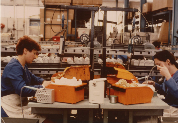 atelier de montage ouvre-boîtes, affûte-couteaux : lot de 2 photographies, couleur, Marie Claire Nageotte (13.2cm x 8.7cm).