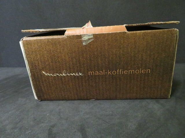 Moulin à café broyeur électrique à mouture réglable avec carton d'emballage, Alençon Moulinex, type Europa 125 224-2-02, blanc, orange, marron, (plastique, acier, métal, ),don de l'association Moulinex, Jean Mantelet.