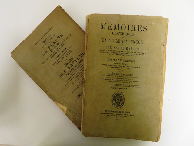 Odolant Desnos, Léon de la Sicotière, Mémoires historiques sur la ville d'Alençon et ses seigneurs ; précédés d'une dissertation sur les peuples qui ont habité anciennement le duché d'Alençon et le Comté du Perche et sur l'état ancien de ces pays, Alençon, Poulet-Malassis et De Broise, 1858, 2 livraisons formant 1 tome (seul paru) en 2 vols in-8 brochés (445p en continue). Seconde édition. Dos fatigué, corps d'ouvrage en excellente condition sans rousseurs, 1er volume.