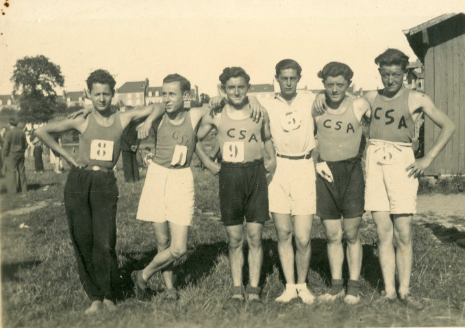 Club sportif d'Alençon (CSA), athlètes avant les concours [1940-1950], photographie noir et blanc, DR, (8.6 cm x 6.3 cm), collection particulière Negele Danielle, 2023, AMA.