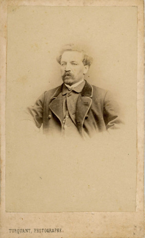 Portrait d'un homme, studio, photographie noir et blanc, tirage albuminé, Benoît Turquant, (sd), acquisition 2022 .