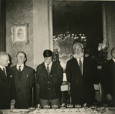 Réception dans la salle du conseil à l'Hôtel de Ville, Claude Varnier (à droite) et André Brilland, photographie noir et blanc, Claude Varnier, collection particulière Thierry Varnier, 2024, AMA.