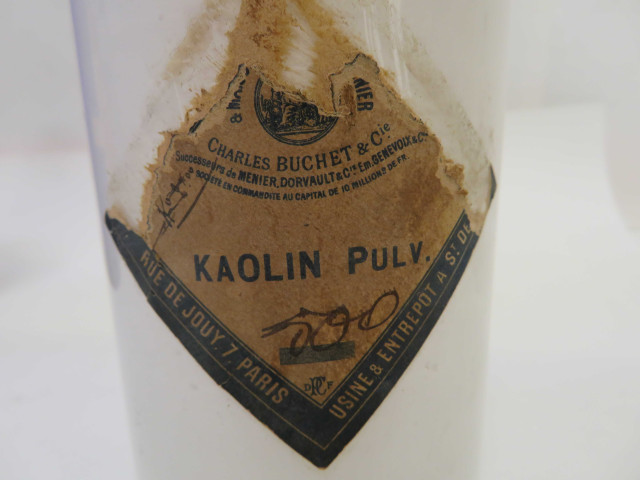 Série de 28 flacons en verre blanc, bleu ou ambré, conditionnements en carton ou plastique, bouchés émeri, en liege, en métal ou en plastique, anciennes étiquettes (Fin XIXe siècle - XXe siècle).