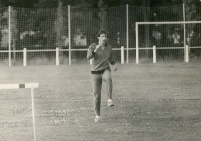 Athlétisme, Gilbert Delogé, photographie noir et blanc, phot. Claude Varnier collection particulière Thierry Varnier, 2024, AMA.