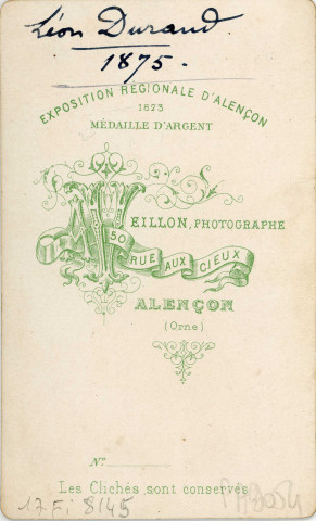 La Fille de Léon Durand déguisée en soldat, studio, photographie noir et blanc, tirage albuminé, Alphonse Veillon, (1875), acquisition 2022 .
