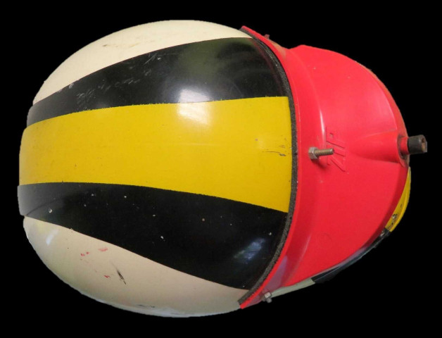 Club sportif d'Alençon, section karting-club : casque de Jonathan Cochet, champion de France (mousse, métal, plastique) (43ccm x 22cm x 27.5cm), collection particulière Mme Cochet, 2023, AMA.