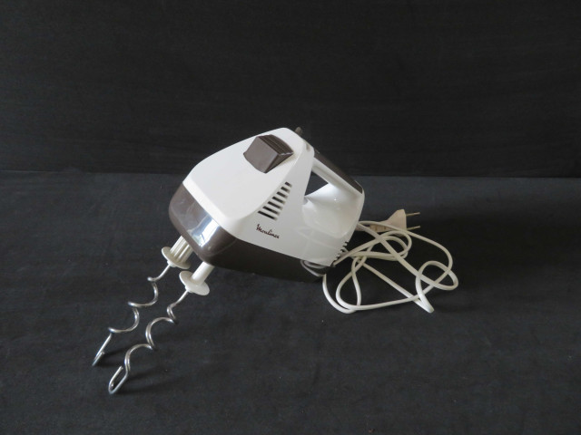 Batteur mixeur major S, 3 vitesses, type : 557, code 212, 5 pièces, avec carton (plastique, métal), ( (don de l'association Moulinex Jean Mantelet).
