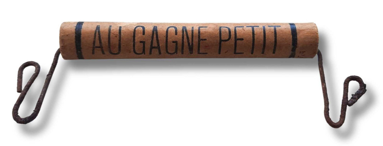 Magasin du Gagne-Petit, communication : poignée porte sac publicitaire de la maison Romet (carton, métal) (10.5cm x 5cm x 2cm), acquisition 2024, AMA (2 exemplaires), papier buvard détaché [1900].