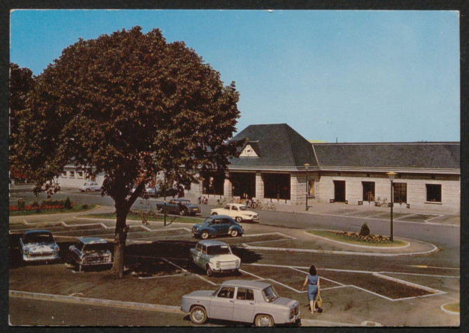 Alençon (Orne), La gare et la place, carte postale semi-moderne couleur n°36, Artaud frères éditeurs, Carquefou Nantes, sd, (15x10,5), AMA.