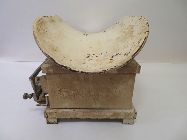 Balance de bébé en métal (1940-1950)