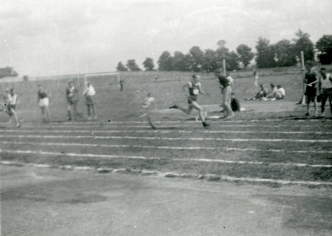 Athlétisme, sprinteur, photographie noir et blanc, DR, [1940-1950], (8.7cm x 6cm), contour dentelé, collection particulière Negele Danielle, 2023, AMA.