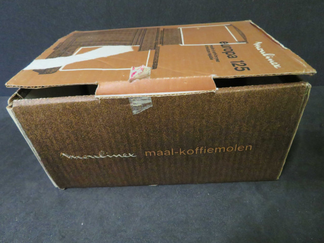 Moulin à café broyeur électrique à mouture réglable avec carton d'emballage, Alençon Moulinex, type Europa 125 224-2-02, blanc, orange, marron, (plastique, acier, métal, ),don de l'association Moulinex, Jean Mantelet.