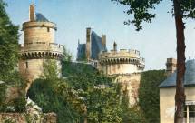 Alençon (Orne), la tour couronnée(XVIe siècle) à deux étages et les tours de la porte de l'ancien château, carte postale semi-moderne couleur, éditeur Artaud père et fils, édition, Gaby, sd, (14x9), AMA.
