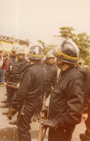 L'évacuation des occupants par les C.R.S : lot de 4 photographies.