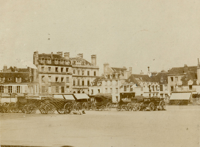Alençon (Orne), les carioles sur la Place d'Armes un jour de marché, studio, photographie noir et blanc, suuport cartonné, tirage albuminé, Alphonse Veillon, [1867-1873], (10.5cm x 6.3cm), acquisition 2024.