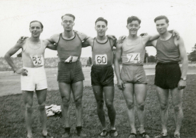 Les athlètes avant les concours [1940-1950], photographie noir et blanc, DR, (8.6 cm x 6.3 cm), collection particulière Negele Danielle, 2023, AMA.