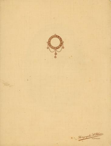 Portrait de femme médaillon (1928), photographie noir et blanc, G. Kramer, (cm x cm), acquisition 2025, AMA